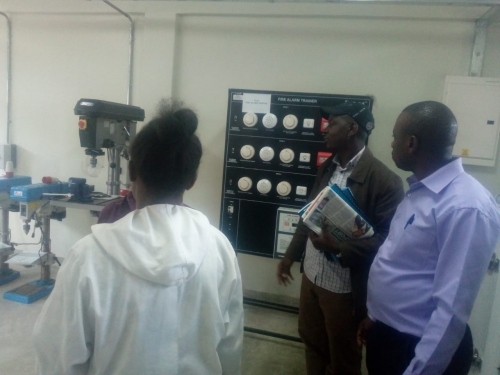 装置在乌干达技术学院布申伊，基马，基万巴