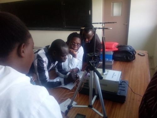 装置在乌干达技术学院布申伊，基马，基万巴